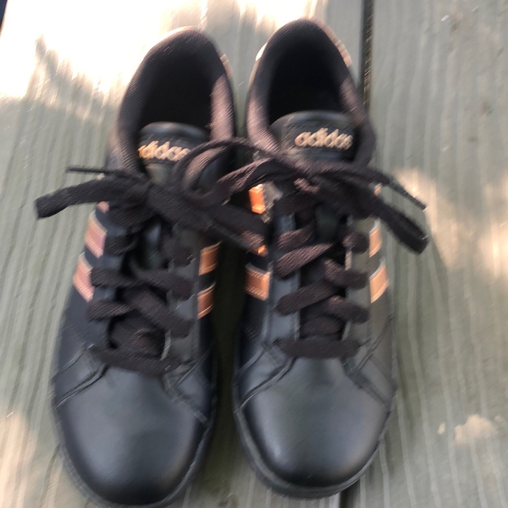Blk and gold adidas kicks for kids. Size3    Never worn.